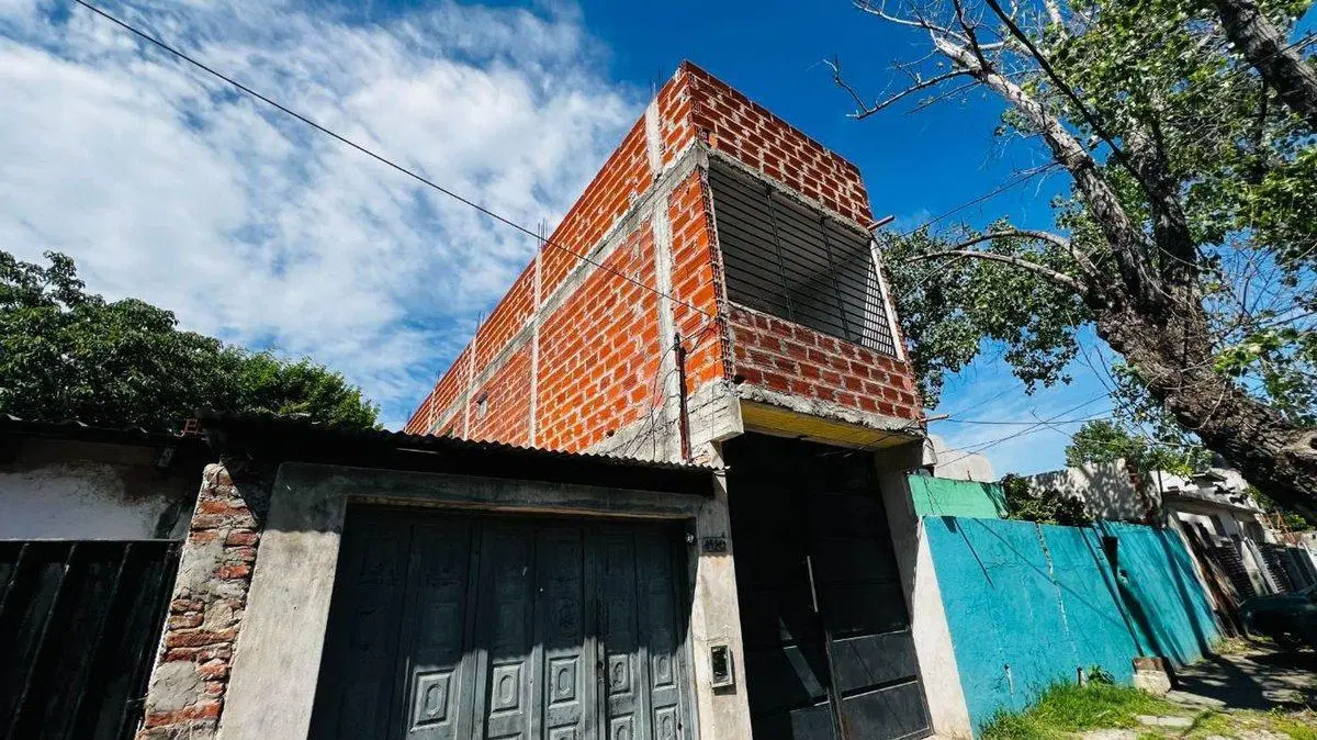 LOTE EN VENTA BANFIELD CON 132 MTS CONSTRUIDOS 2