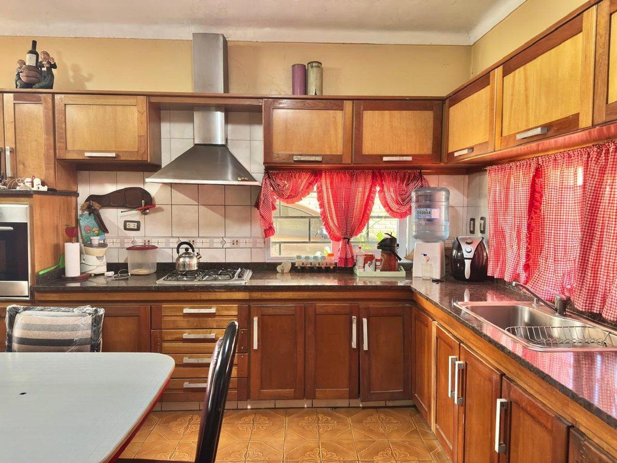Foto de VENTA CASA CON PATIO y PILETA R.CALZADA, imagen 2