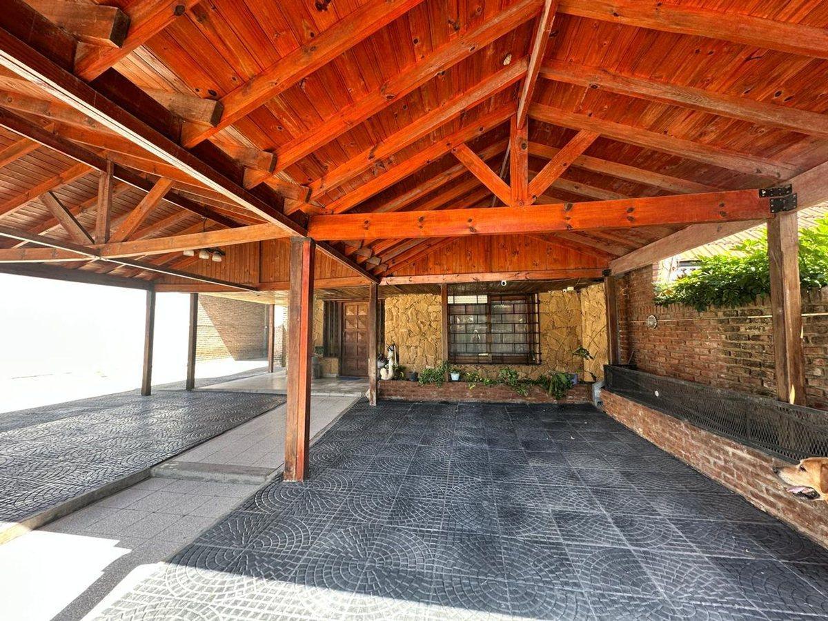 Foto de VENTA CASA CON PATIO y PILETA R.CALZADA, imagen 3