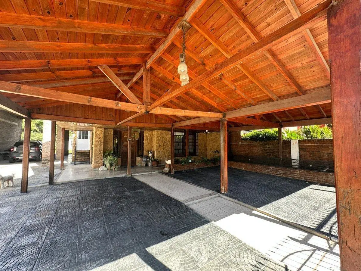 VENTA CASA CON PATIO y PILETA R.CALZADA 4