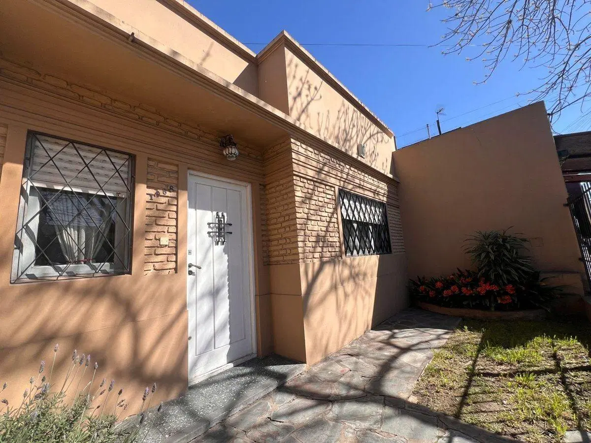 CASA 3 AMBIENTES EN VENTA EN BANFIELD COCHERA 2
