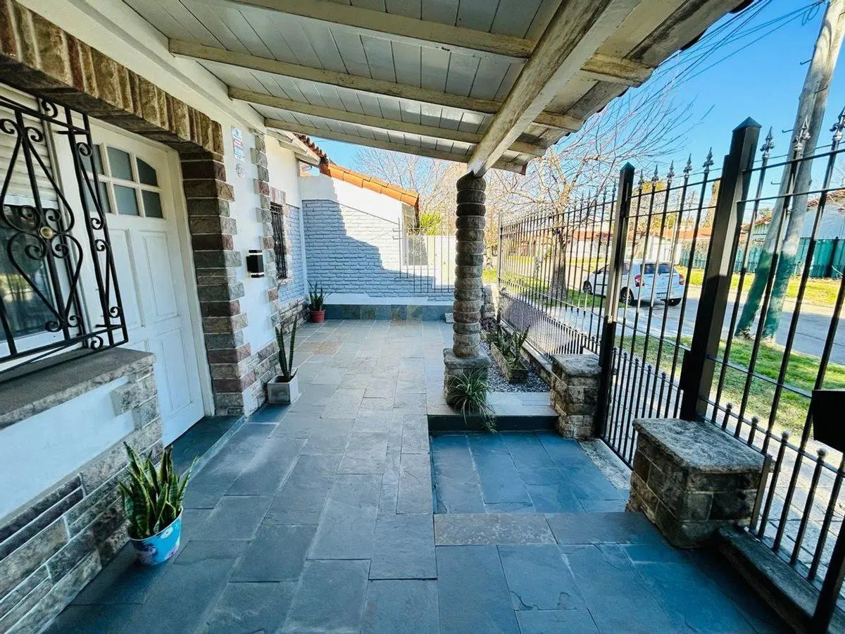 Casa 4 ambientes reciclada a nueva venta Banfield 2