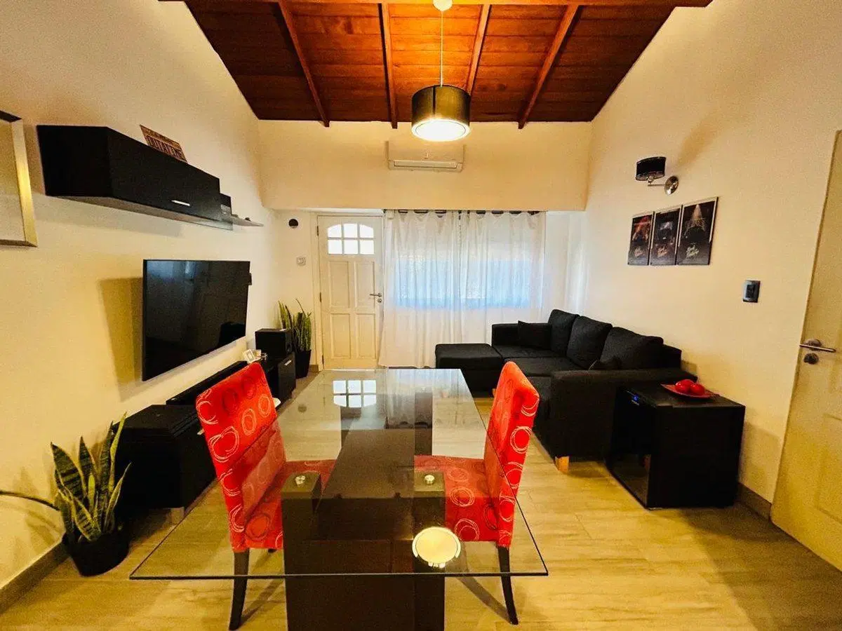 Casa 4 ambientes reciclada a nueva venta Banfield 3
