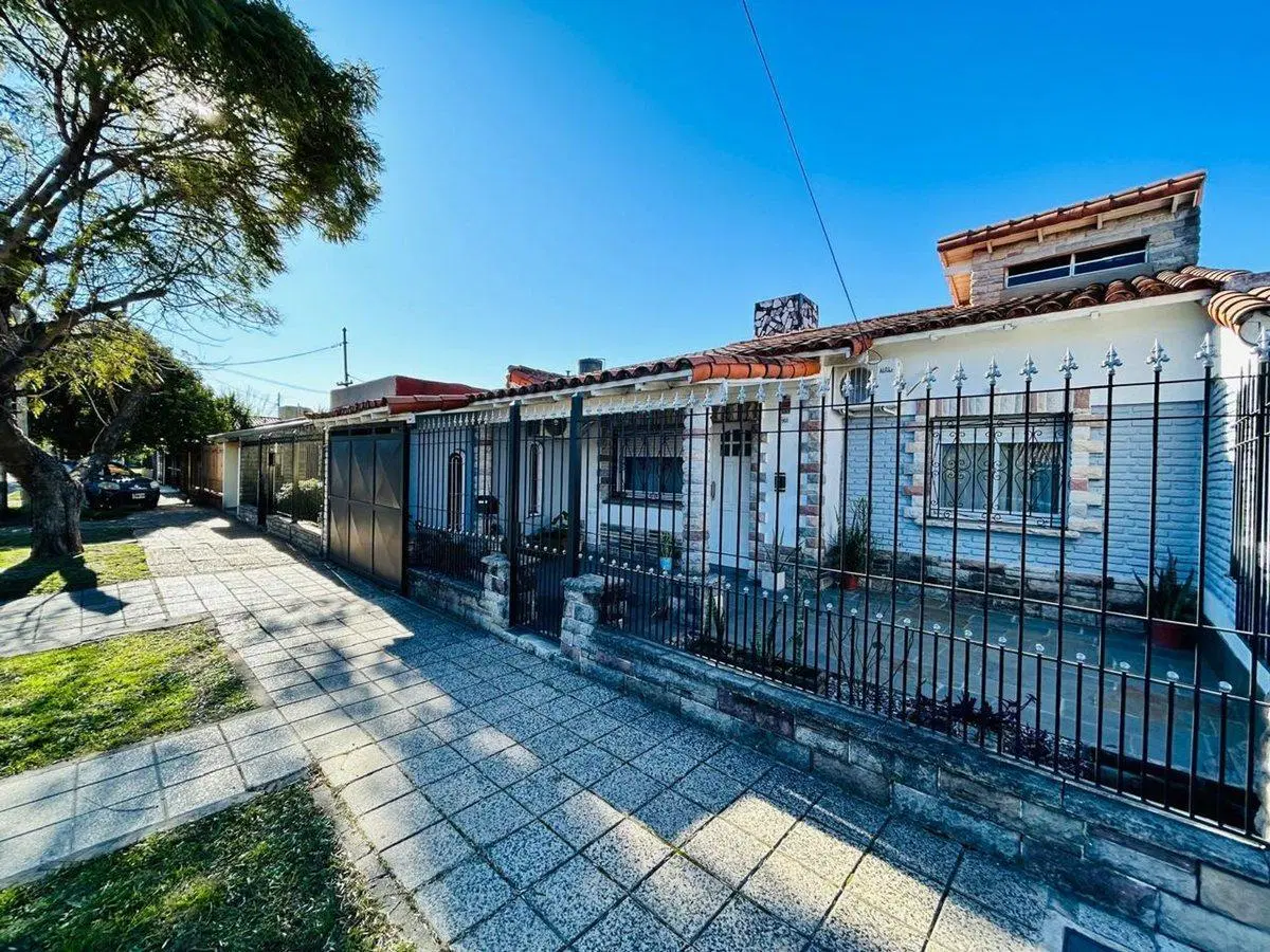 Casa 4 ambientes reciclada a nueva venta Banfield 8