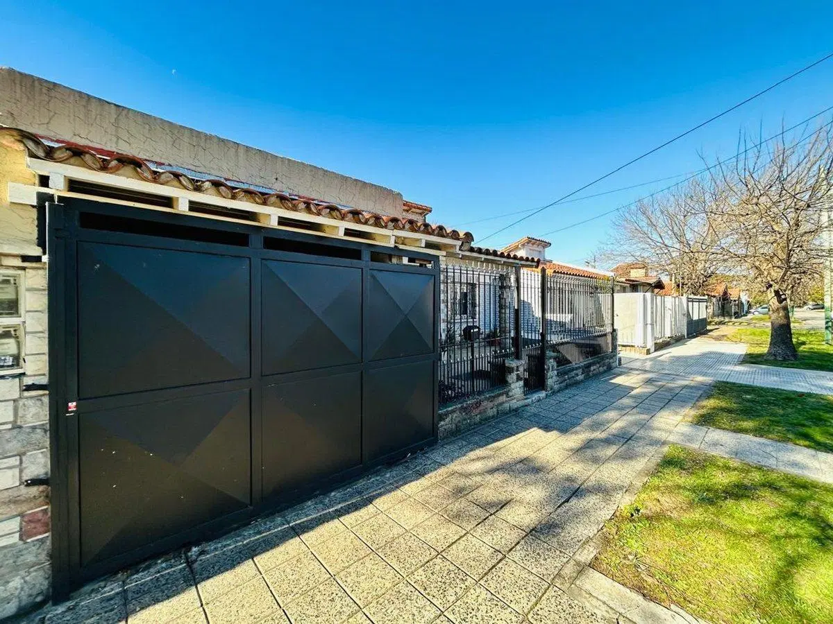 Casa 4 ambientes reciclada a nueva venta Banfield 4