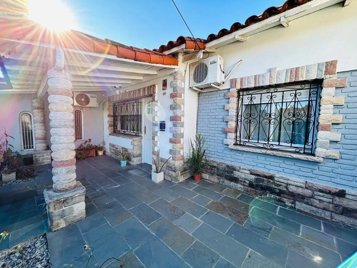 Casa 4 ambientes reciclada a nueva venta Banfield 5