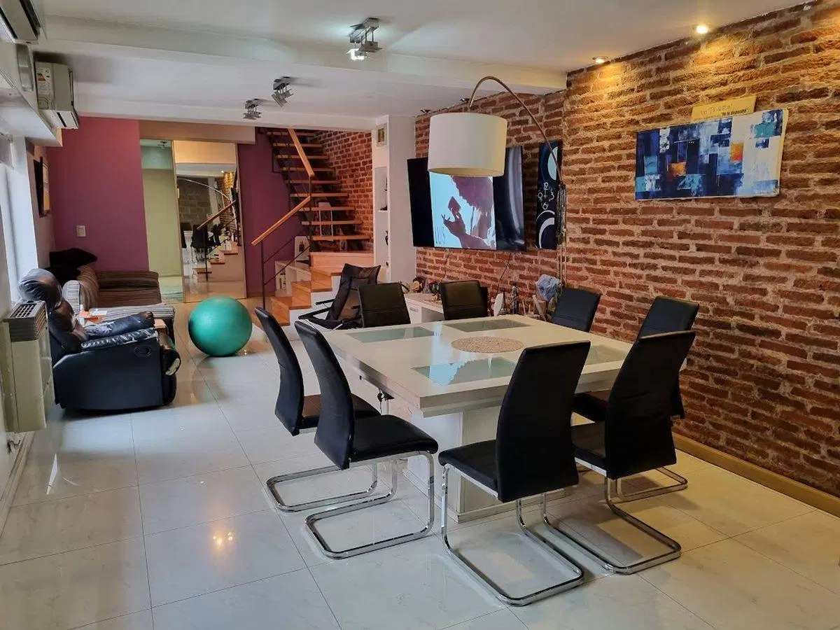 CASA  EN VENTA 5 AMBIENTES CON COCHERA EN LOMAS 3