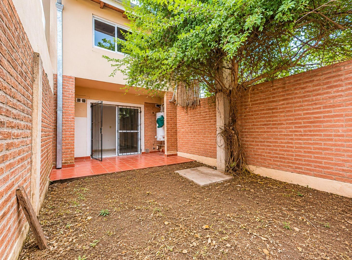Dúplex 3 amb. VENTA Temperley, cochera y jardín