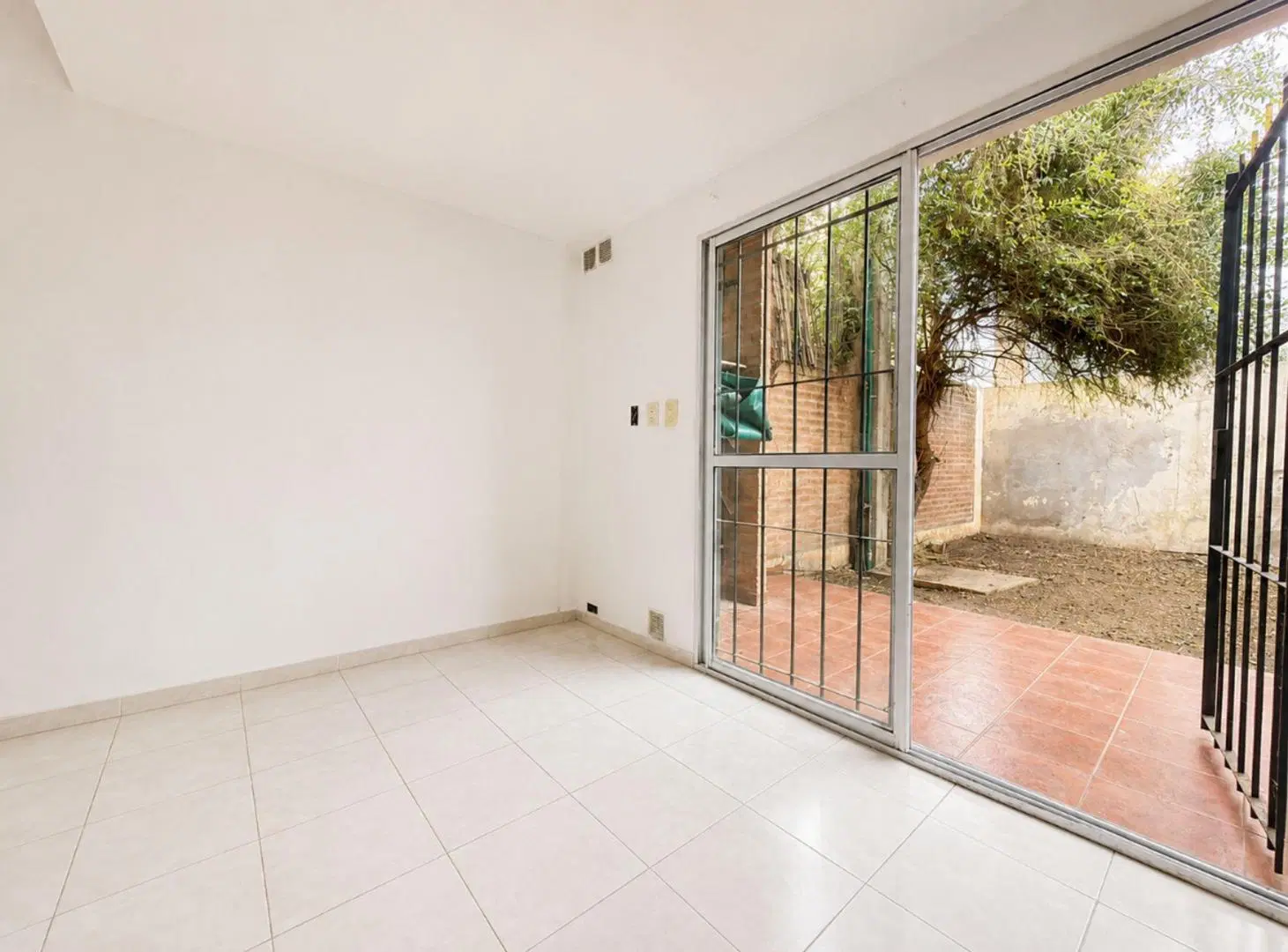 Dúplex 3 amb. VENTA Temperley, cochera y jardín 4