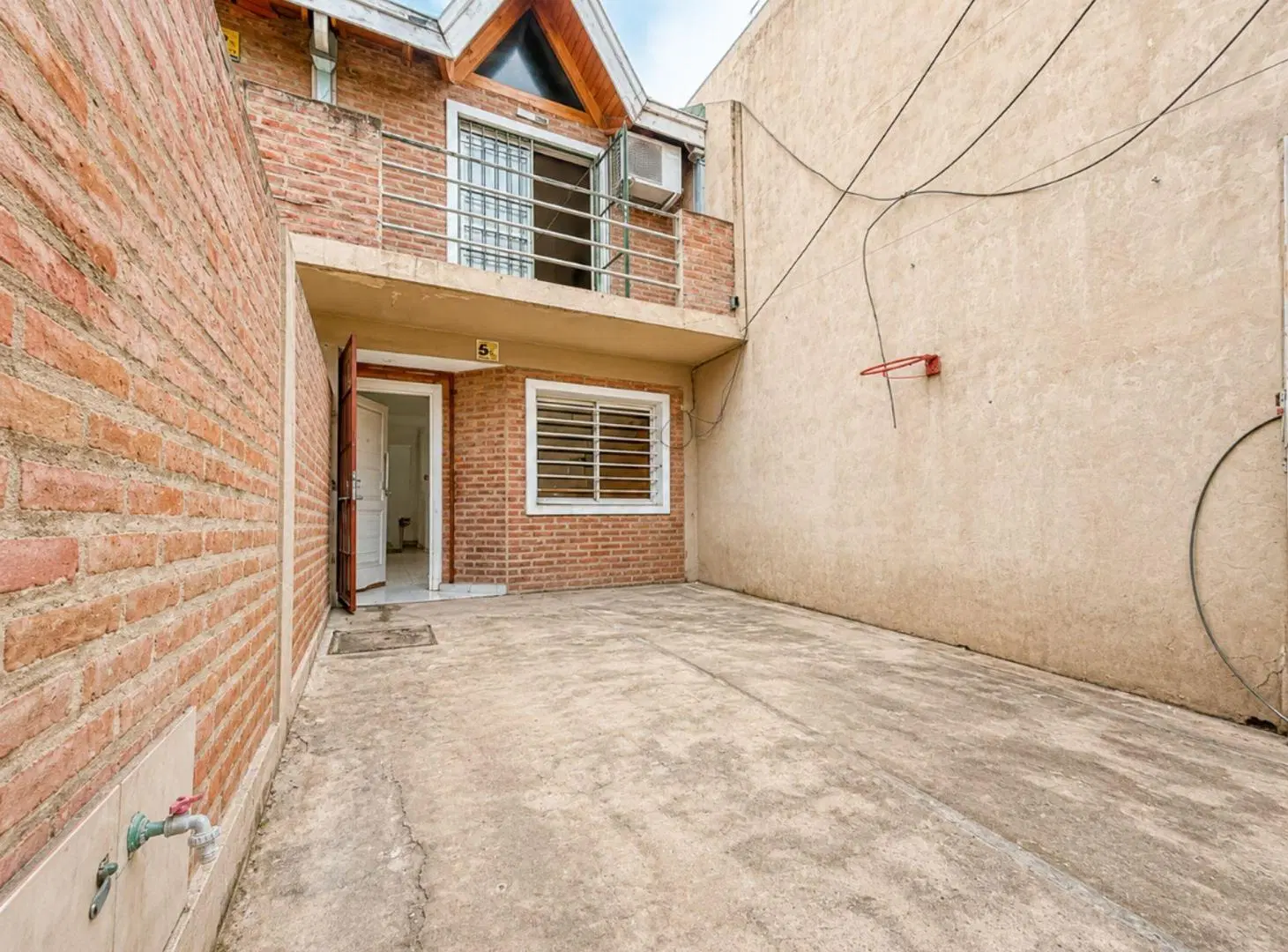 Dúplex 3 amb. VENTA Temperley, cochera y jardín 3