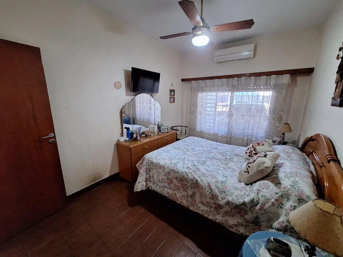 CASA VENTA 4 AMB. + DEPARTAMENTO 2 AMB.BURZACO 4