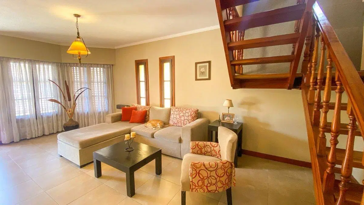 VENTA CHALET A METROS DE ESTACION BURZACOY AVENIDA 4