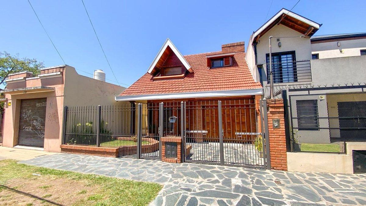 VENTA CHALET A METROS DE ESTACION BURZACOY AVENIDA