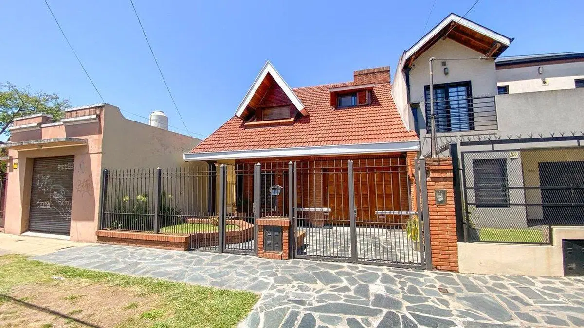 VENTA CHALET A METROS DE ESTACION BURZACOY AVENIDA 2