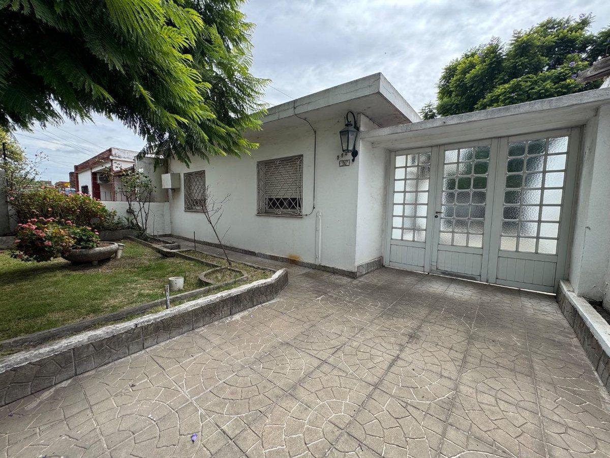 CASA 3 AMB C/PATIO Y GGE. EN VENTA CLAYPOLE