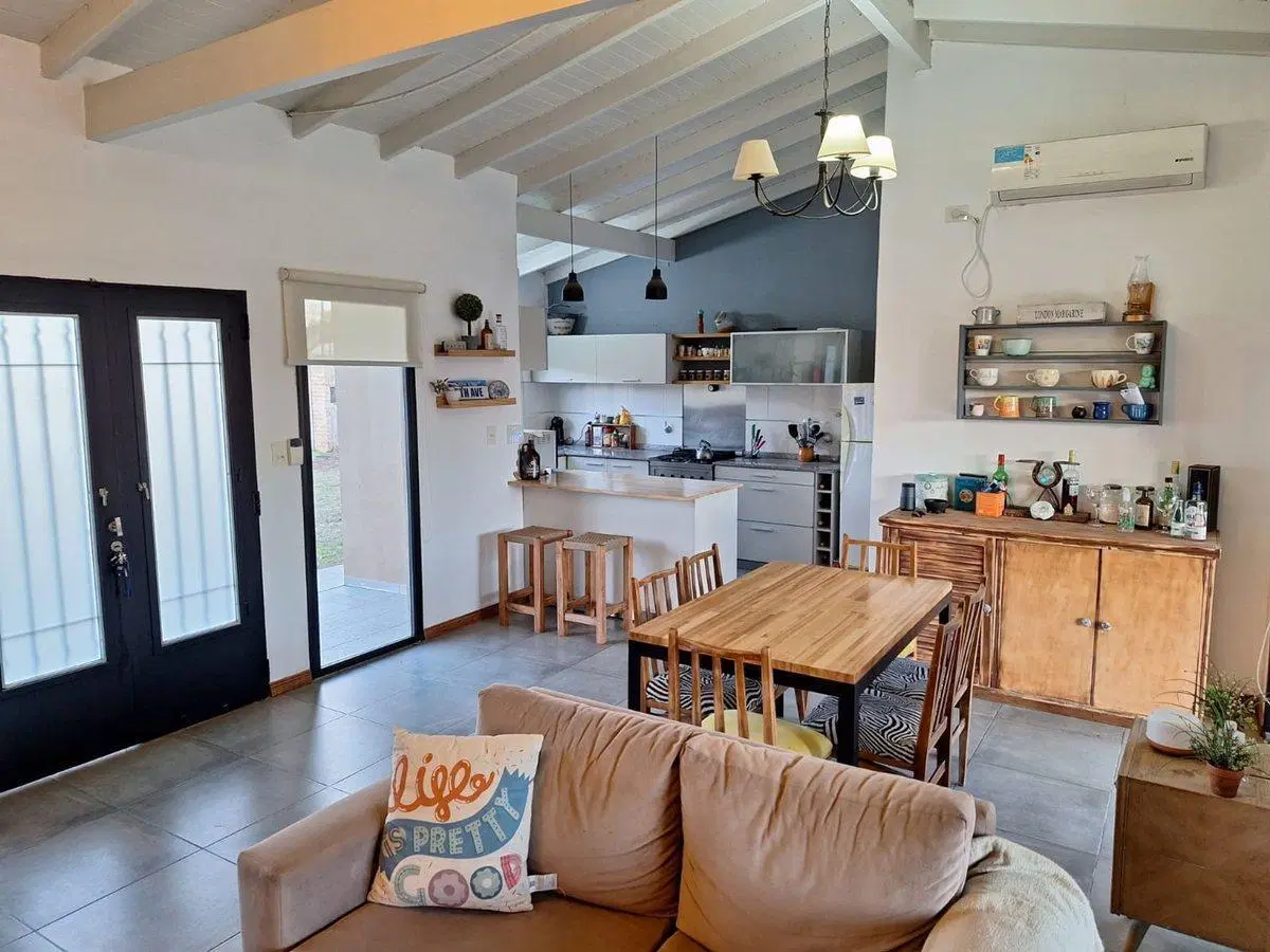 CASA EN VENTA 4 AMBIENTES EN SPEGAZZINI 5