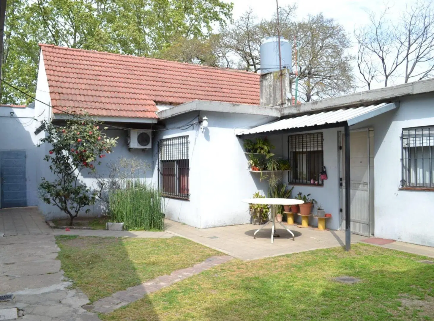 CASA EN VENTA LOMAS DE ZAMORA CON JARDIN Y GALPON 5