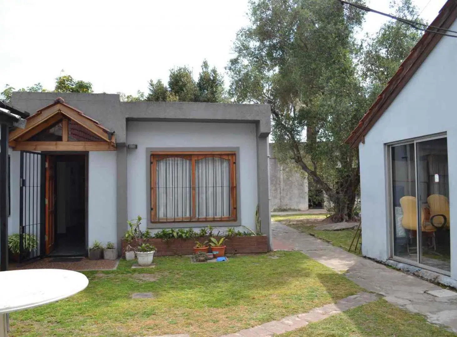 CASA EN VENTA LOMAS DE ZAMORA CON JARDIN Y GALPON 2