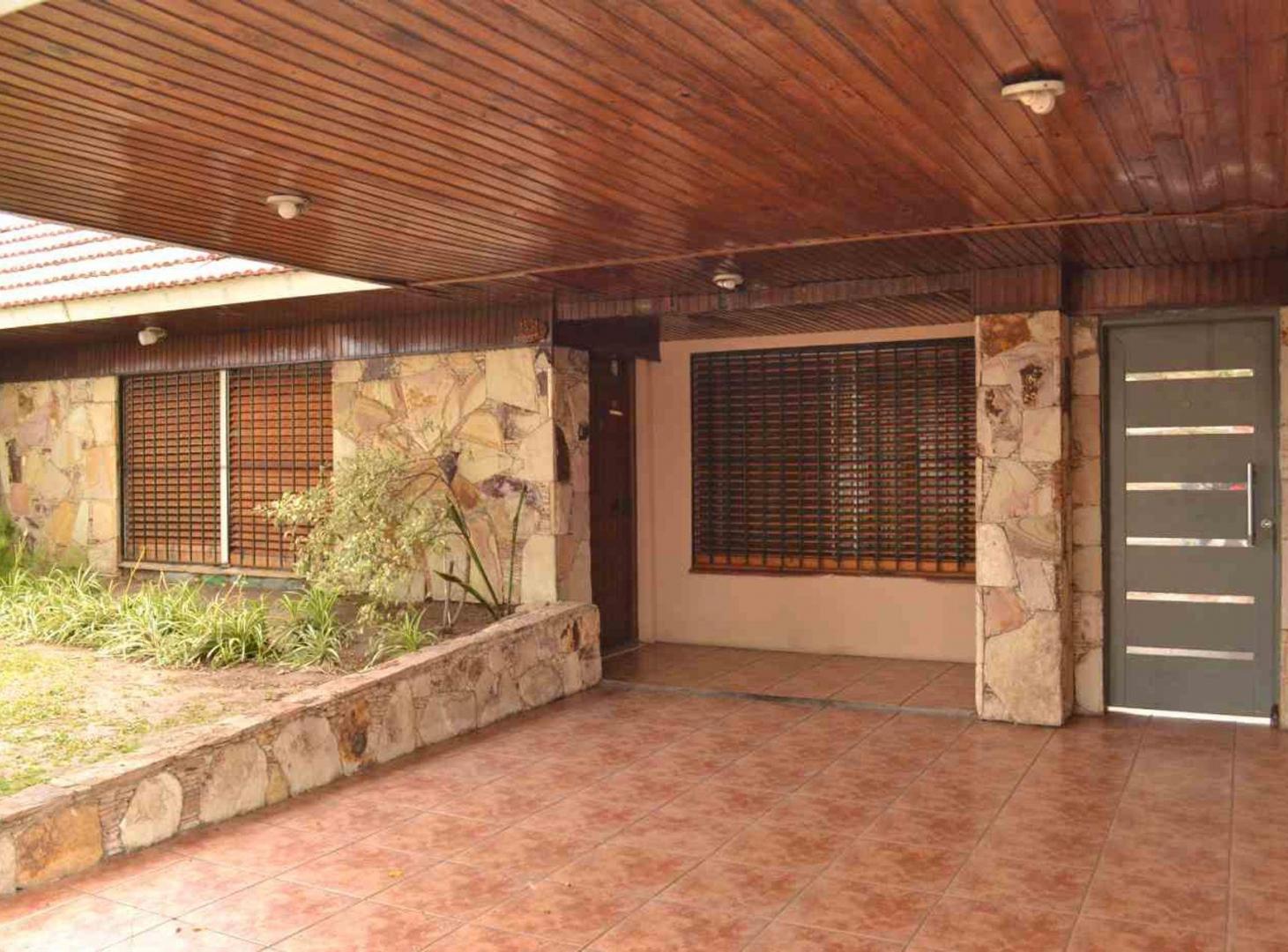 CASA EN VENTA LOMAS DE ZAMORA CON JARDIN Y GALPON