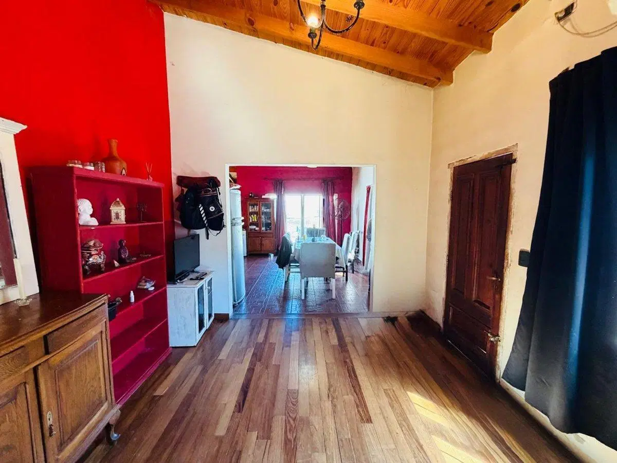Casa de 6 ambientes con pileta venta Banfield 4