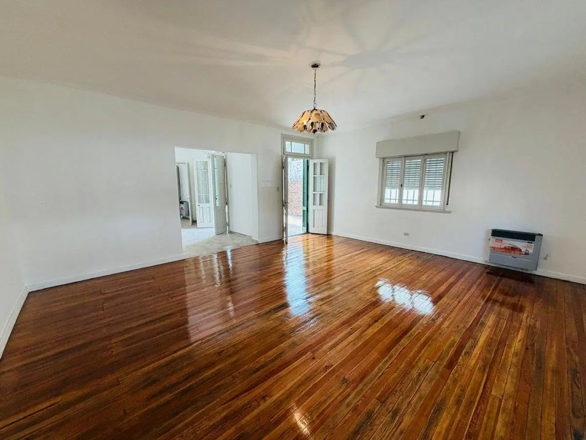 Casa 5 ambientes con amplio terreno alquiler Lanus 3