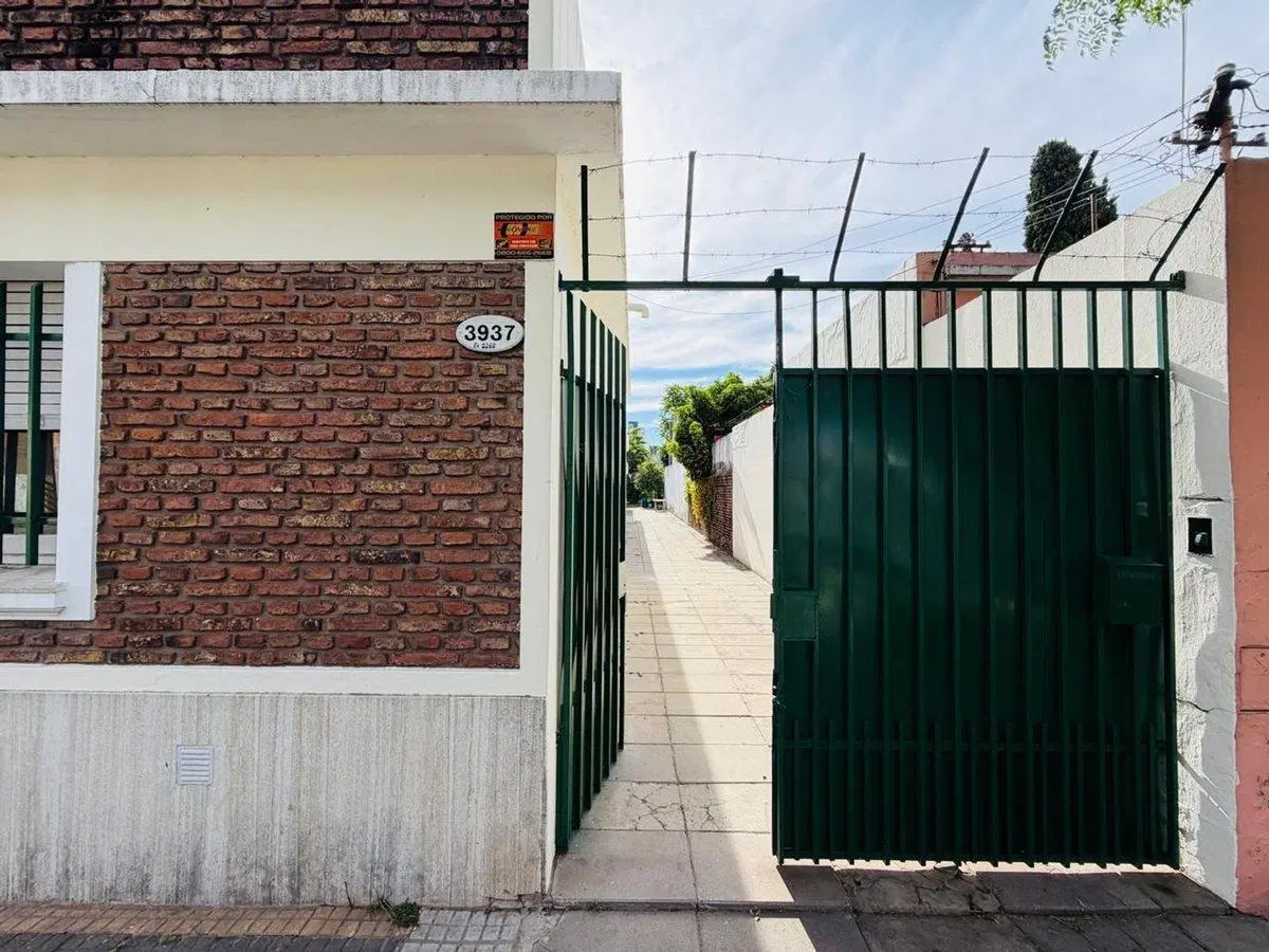Casa 5 ambientes con amplio terreno alquiler Lanus 4