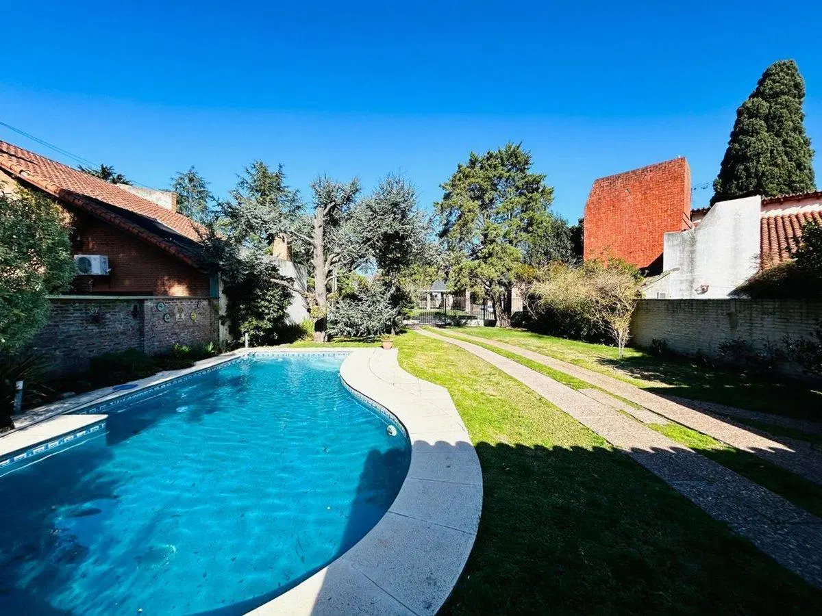 Casa 7 ambientes con parque y pileta venta Burzaco 2