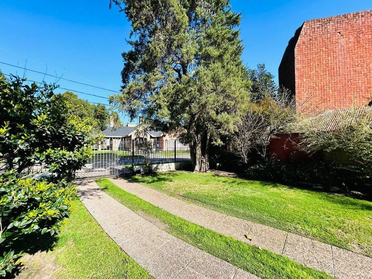 Casa 7 ambientes con parque y pileta venta Burzaco 5