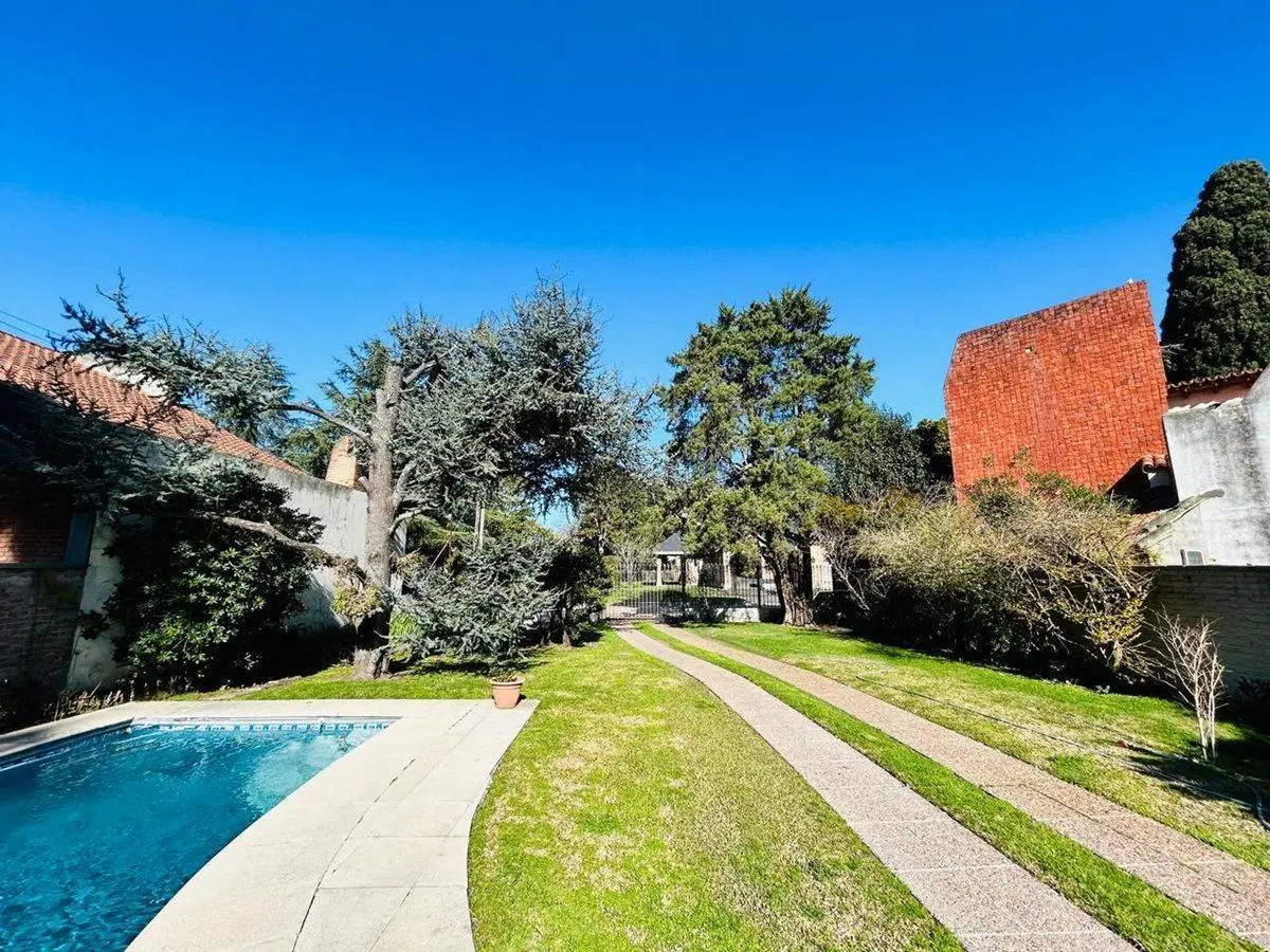 Casa 7 ambientes con parque y pileta venta Burzaco 3