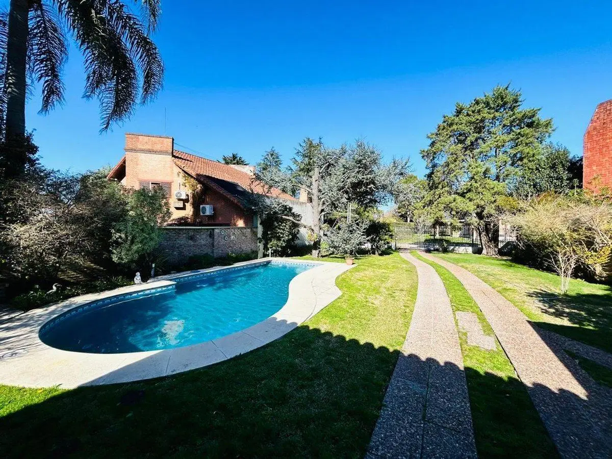 Casa 7 ambientes con parque y pileta venta Burzaco 4