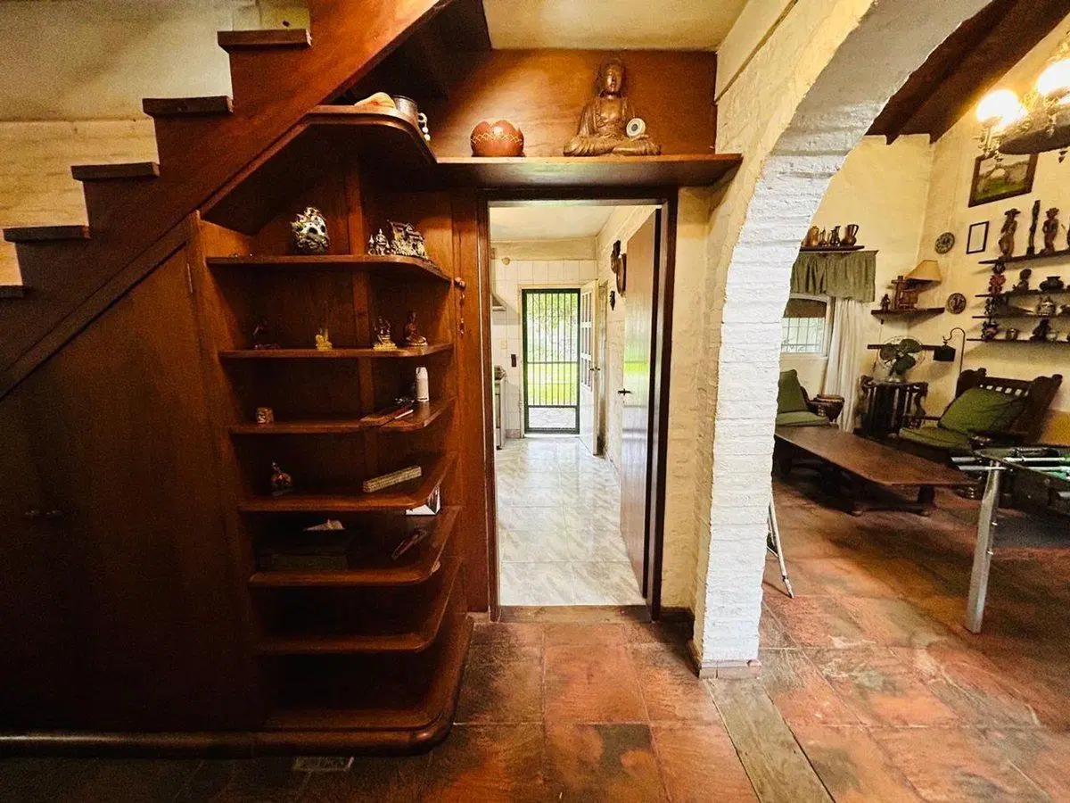 Casa 5 ambientes con amplio jardin venta Burzaco 2