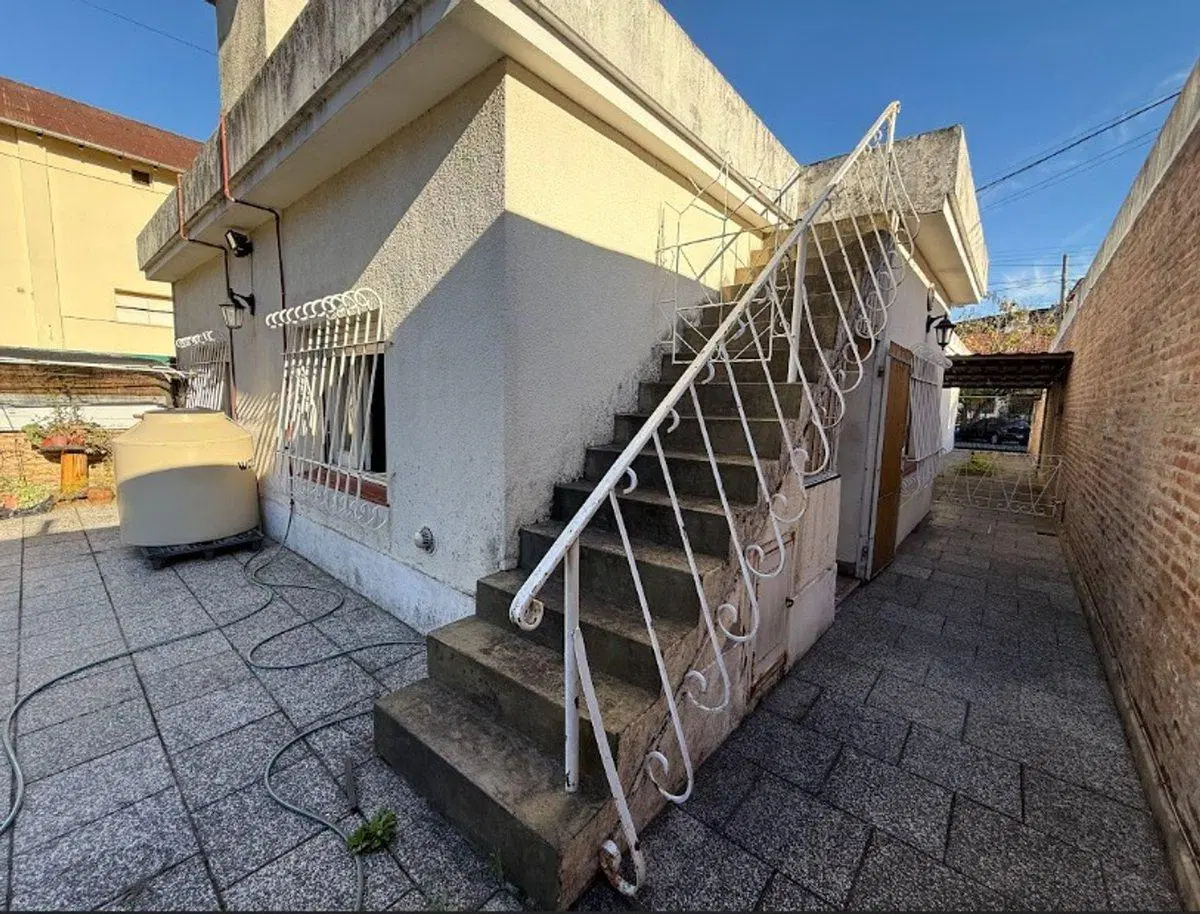 CASA CON LOCAL AL FRENTE EN ADROGUE Y GRAN TERRENO 5