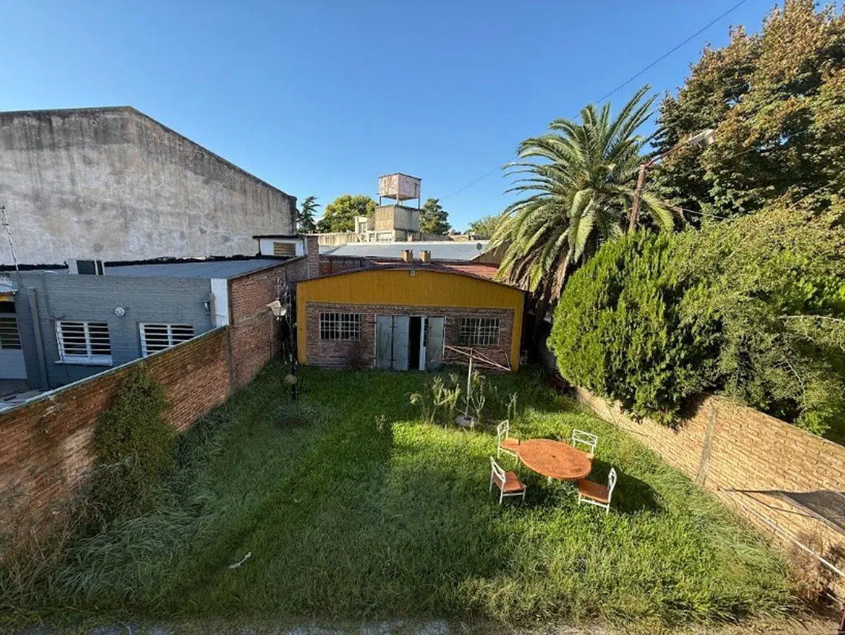 CASA CON LOCAL AL FRENTE EN ADROGUE Y GRAN TERRENO 2