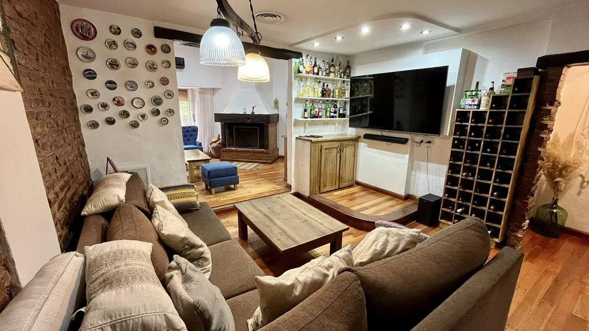 Venta casa 5 amb.– Temperley – Quincho, 2 cocheras 5