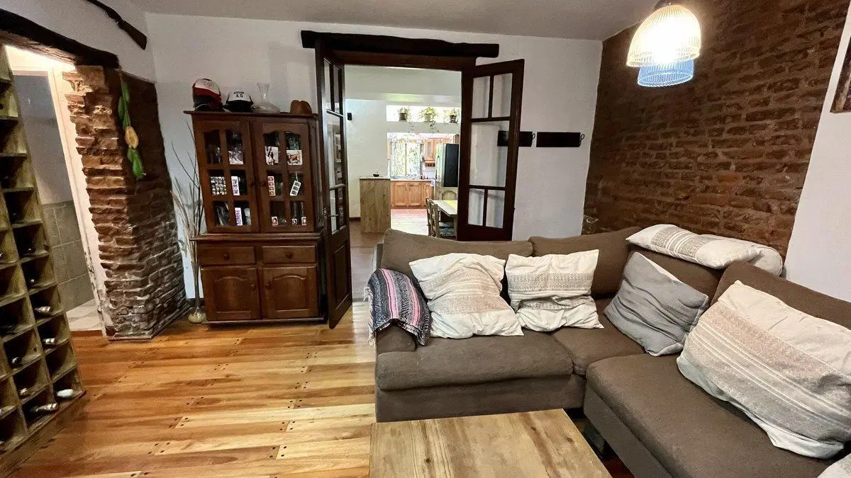 Venta casa 5 amb.– Temperley – Quincho, 2 cocheras 2