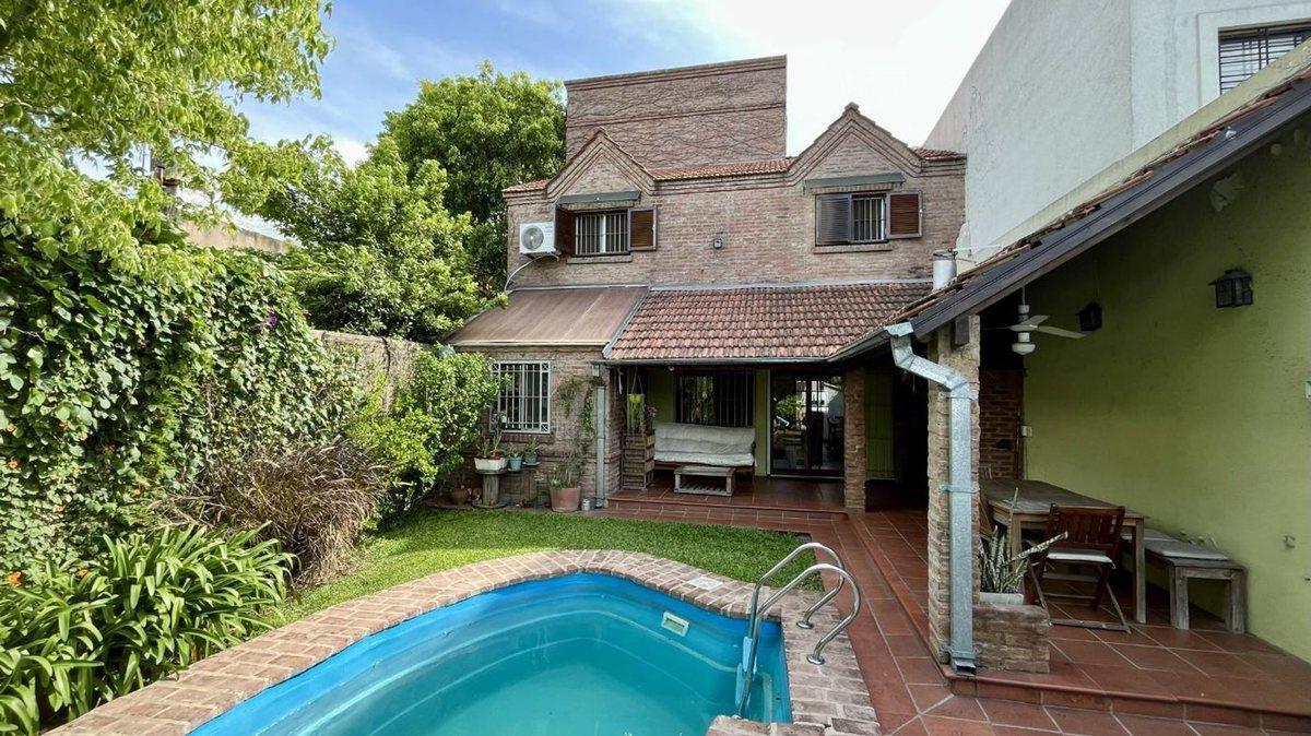 Venta casa 5 amb.– Temperley – Quincho, 2 cocheras