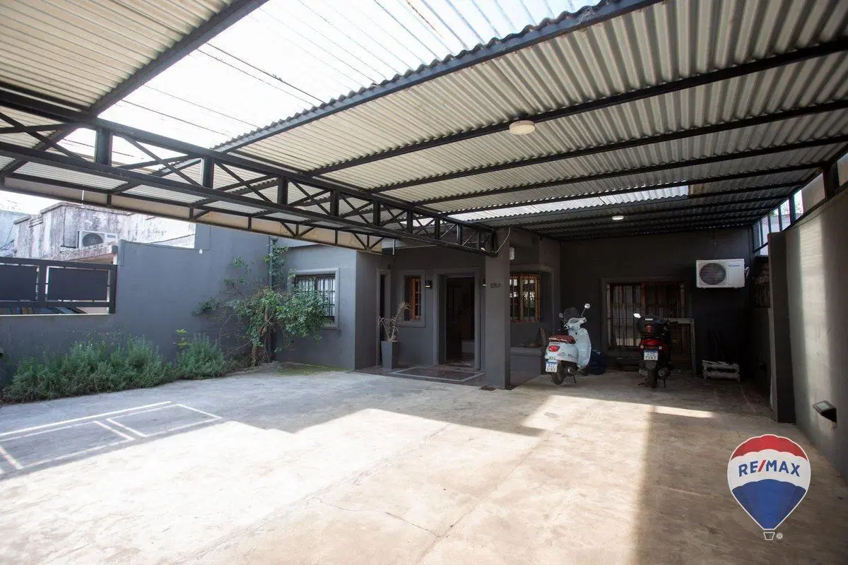 VENTA CASA 5 AMBIENTES ADROGUE QUINCHO Y PILETA 8
