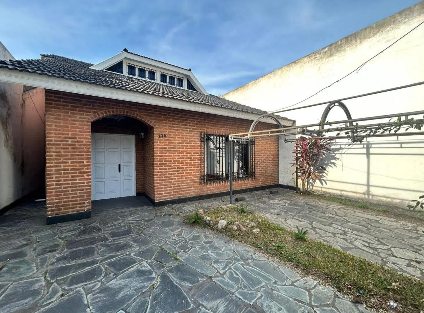 CASA 5 AMBIENTES VENTA EN LUIS GUILLÓN CON PARQUE 2