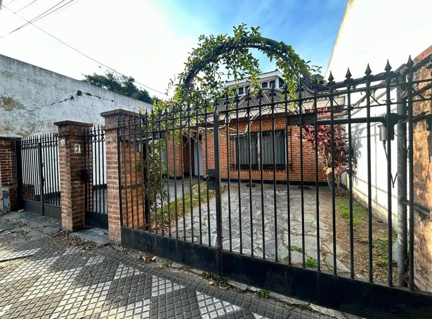 CASA 5 AMBIENTES VENTA EN LUIS GUILLÓN CON PARQUE 4
