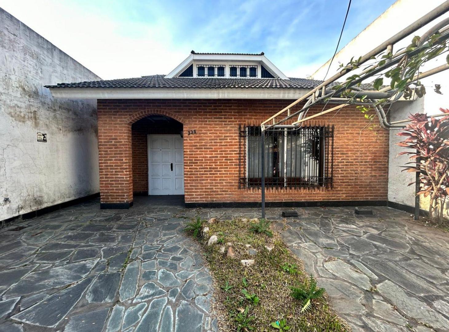 CASA 5 AMBIENTES VENTA EN LUIS GUILLÓN CON PARQUE