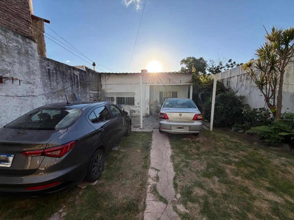 OPORTUNIDAD CASA 3 DORM CENTENARIO A REFACCIONAR 2