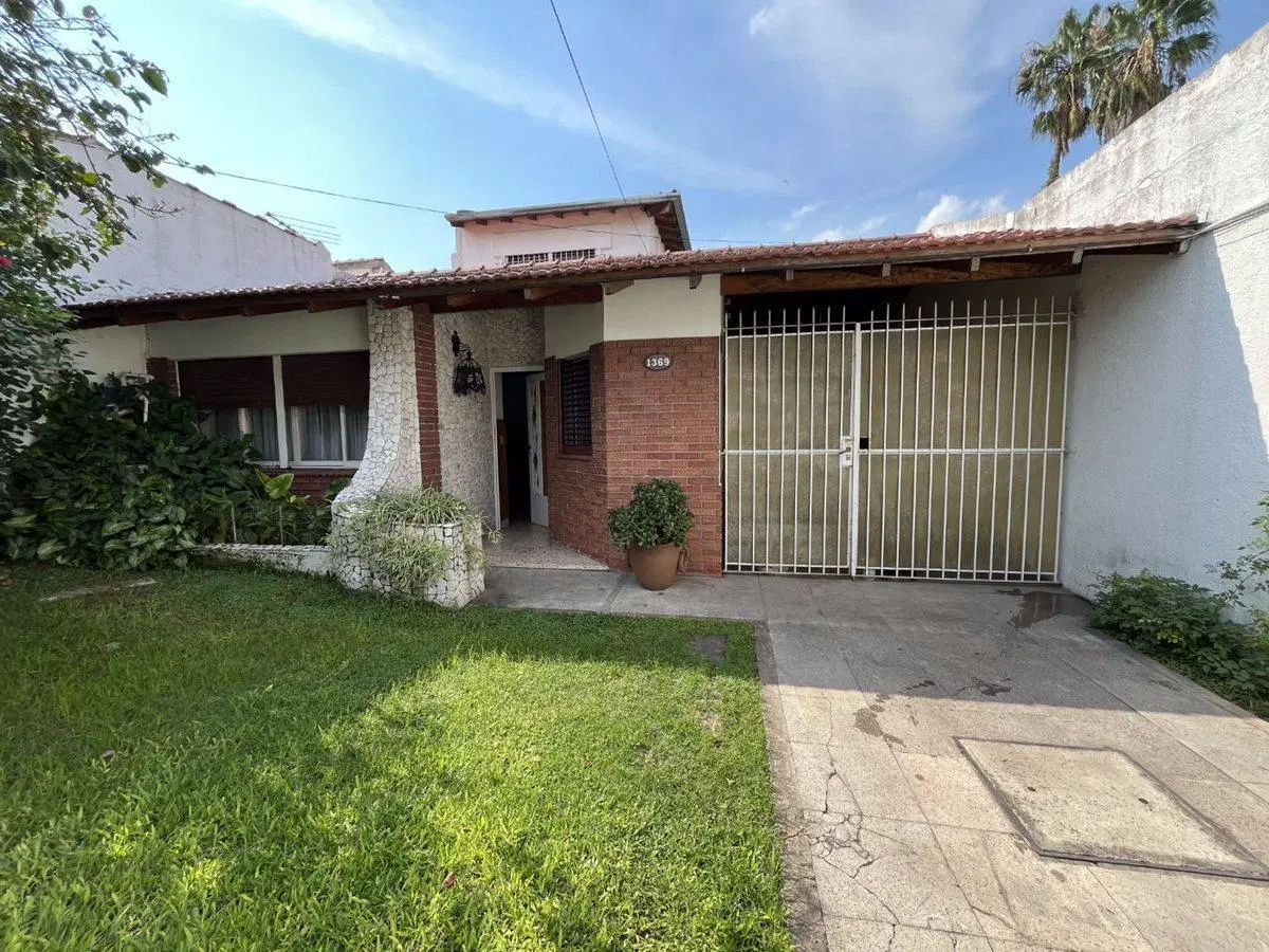 CASA EN VENTA 3 DORMITORIOS Y JARDIN EN LOMAS 3
