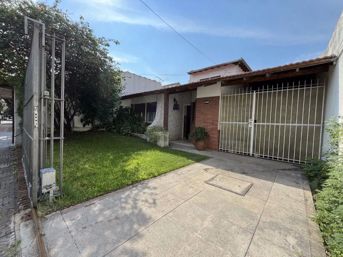 CASA EN VENTA 3 DORMITORIOS Y JARDIN EN LOMAS 2