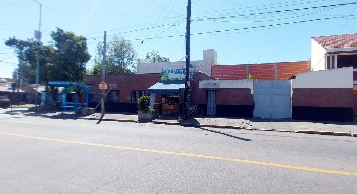 Foto de 2 DEPTOS DE 2 AMBIENTES + 2 LOCALES VENTA BANFIELD, imagen 4
