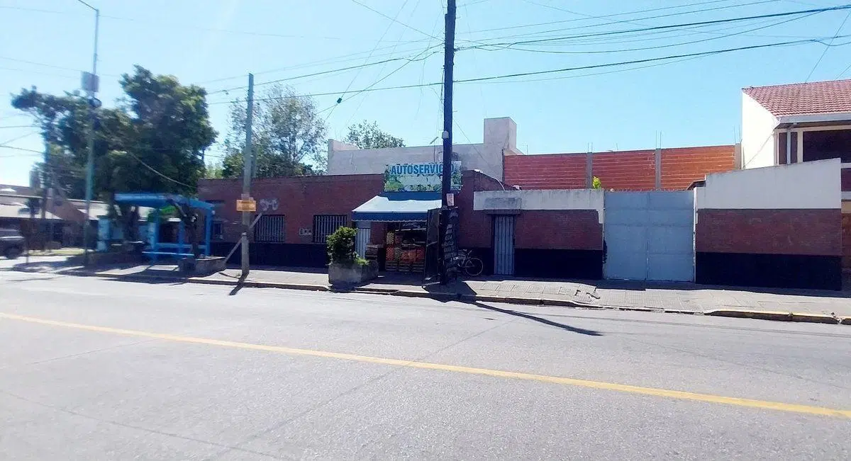 2 DEPTOS DE 2 AMBIENTES + 2 LOCALES VENTA BANFIELD 3