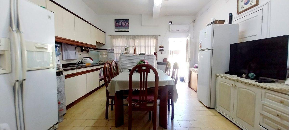 Foto de 2 DEPTOS DE 2 AMBIENTES + 2 LOCALES VENTA BANFIELD, imagen 2
