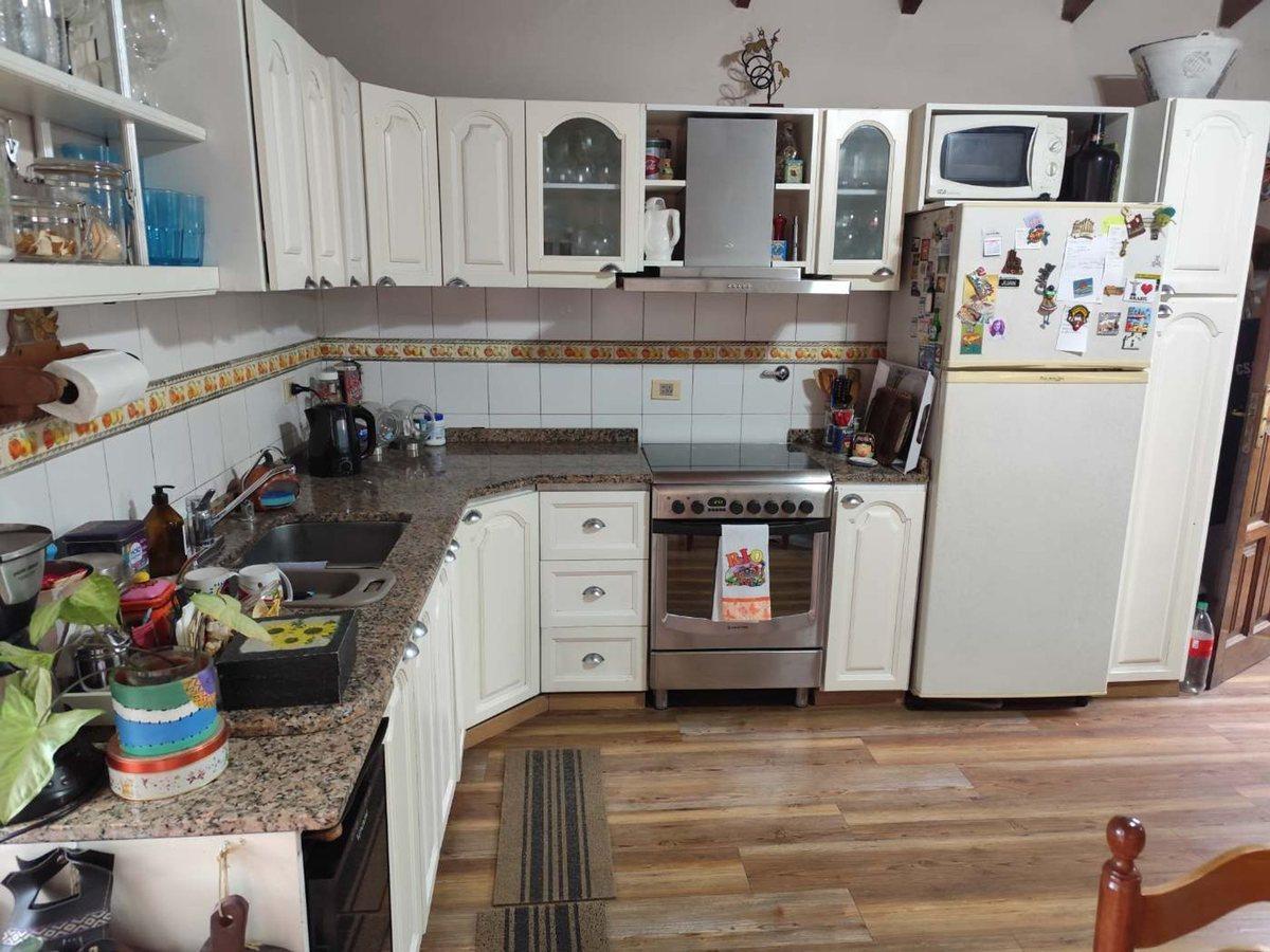 Foto de VENTA CASA 3 AMBIENTES EN BURZACO CON PILETA, imagen 2