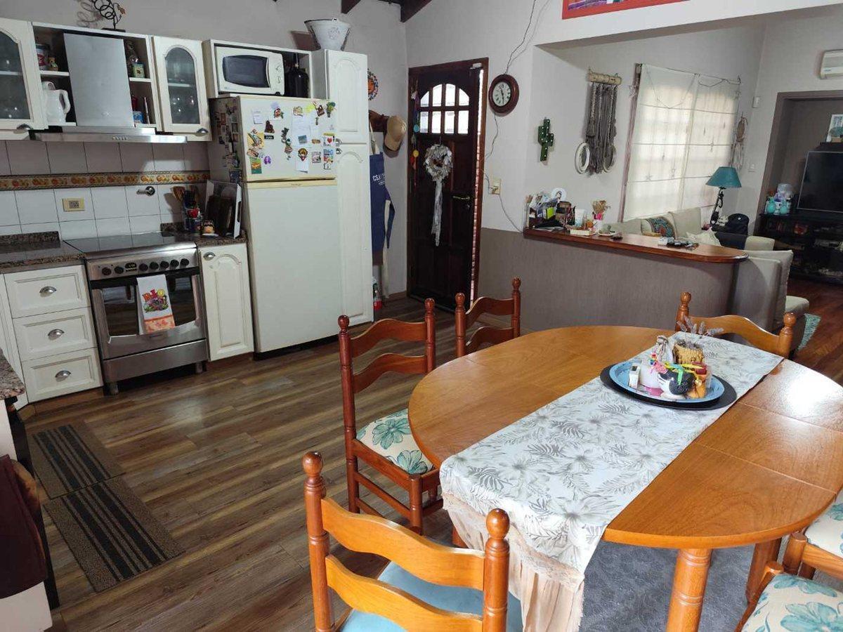 Foto de VENTA CASA 3 AMBIENTES EN BURZACO CON PILETA, imagen 3