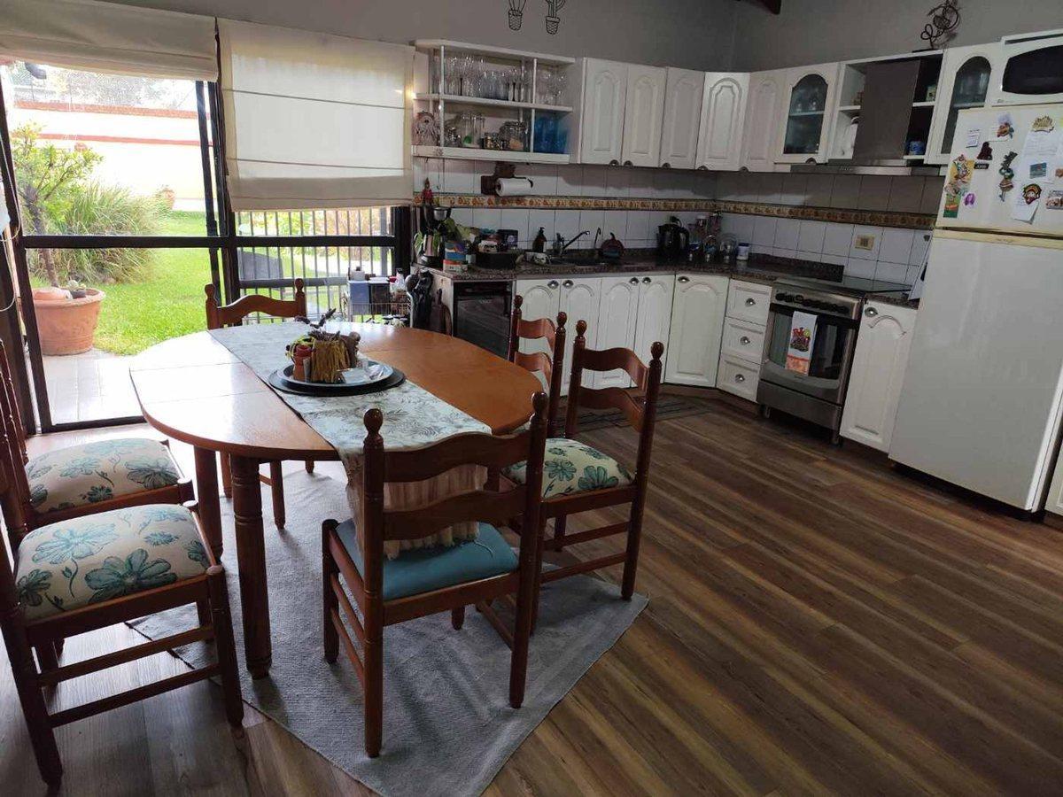 Foto de VENTA CASA 3 AMBIENTES EN BURZACO CON PILETA, imagen 4