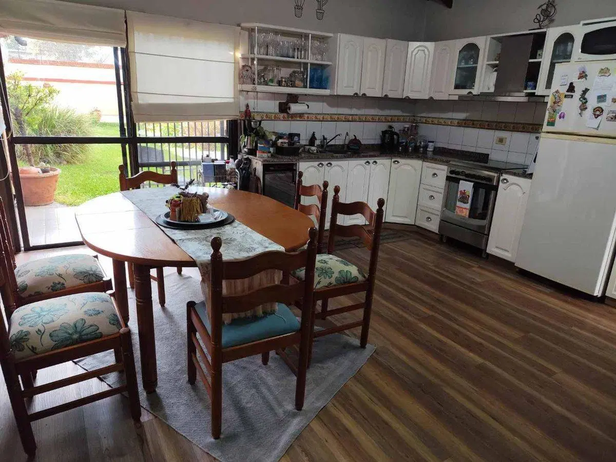 VENTA CASA 3 AMBIENTES EN BURZACO CON PILETA 4
